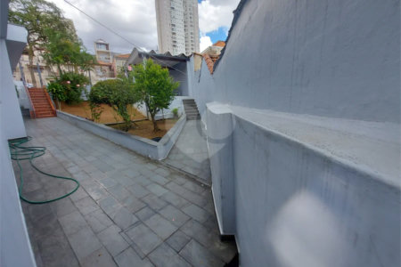 CASA TÉRREA À VENDA NA MOOCA - COM PORTEIRA FECHADA.