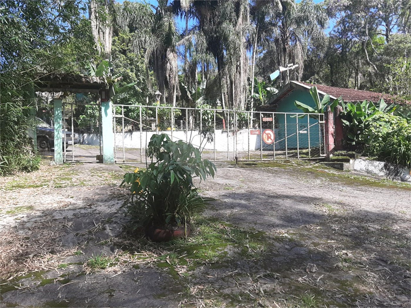 Tapiraí Sp - Sítio Santa Clara - Area de 12,1 ha - composto por casa principal, galpões poço artesiano, ótima área para plantios. Fica localizado a aproximadam. 1 quilômetro da prefeitura. Area preservação permanente- 4,6 ha - Area aproveitável - 4,6 ha - area utilizada rural - 2,5 ha -R$ 750.000,00