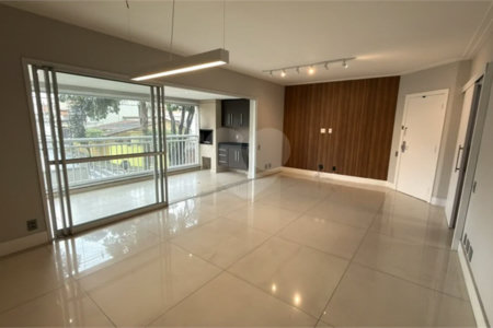 Apartamento de 155 m² com 4 dormitórios, varanda e 2 vagas de garagem. Condomínio com piscinas adulto, infantil e aquecida, lazer e portaria 24 horas.