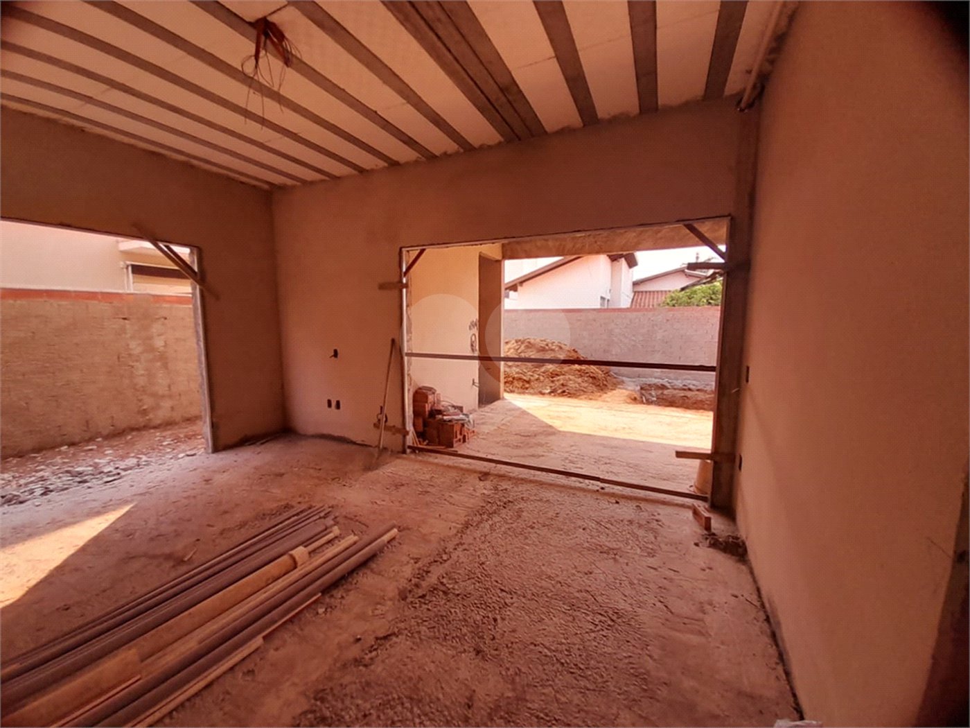 Casa em Construção com Área Gourmet e Piscina no Condomínio Damha II