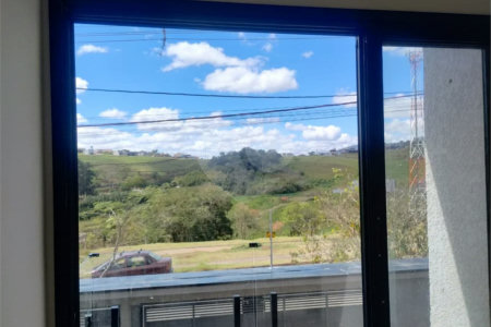 Casa em Atibaia com 3 dormitórios (1 suíte), sala 2 ambientes, piscina, 2 vagas de garagem, aceita financiamento