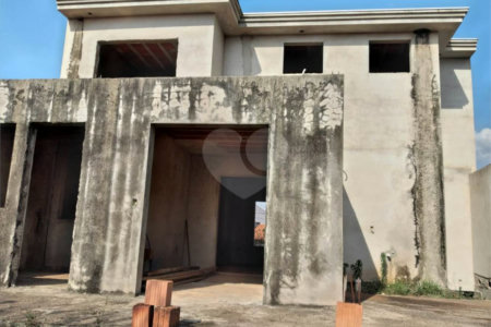 Sobrado em construção no Jardim de Cresci .
