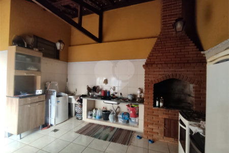 Sobrado espaçoso com 3 quartos,no Parque Fehr á Venda!