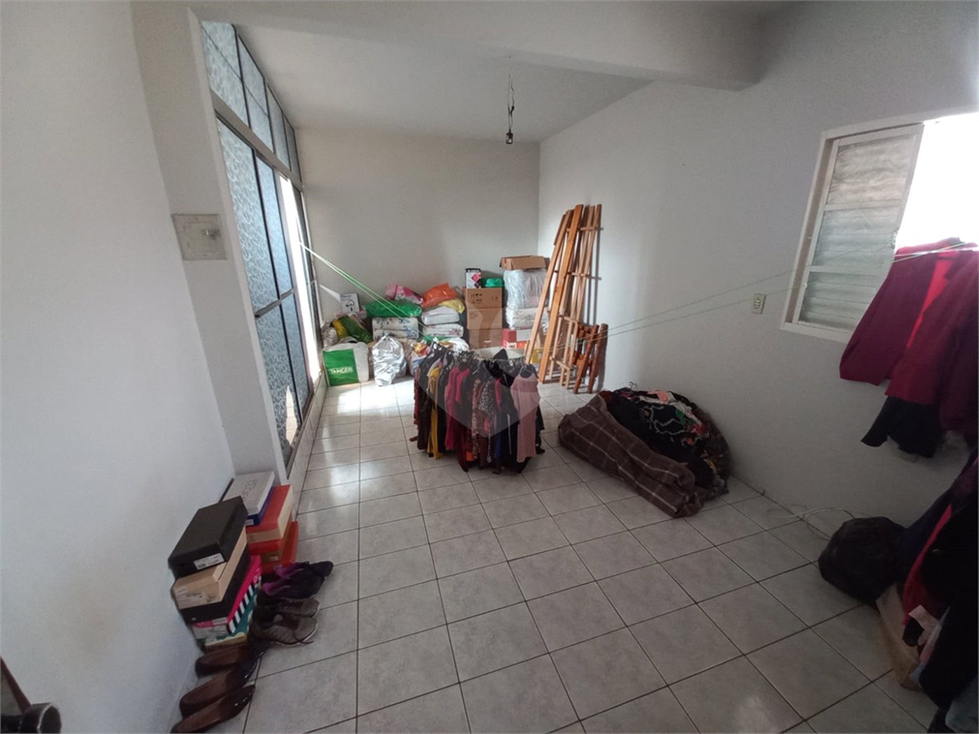 Sobrado à venda com excelente distribuição de espaços