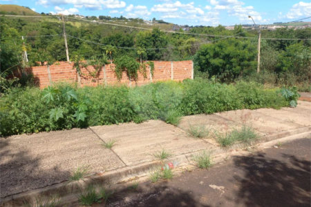 Terreno com 305,82 m² .