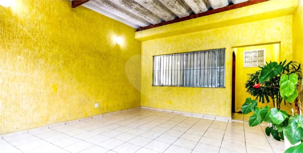 sobrado de 3 andares, sendo o terceiro andar de lazer com churrasqueira, um salão amplo e varanda