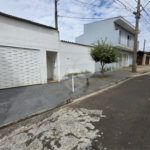 Casa térrea à venda no Douradinho com 2 quartos e edícula com mais dois quartos e 2 banheiros.