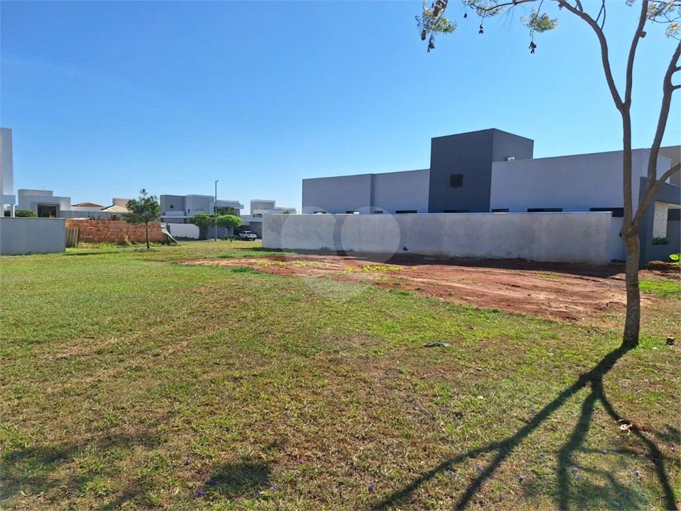 Terreno no Cyrela, plano e próximo do clube.