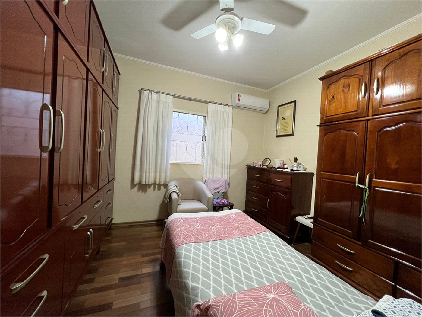 Ampla casa no condomÍnio Parque Fehr, contendo: