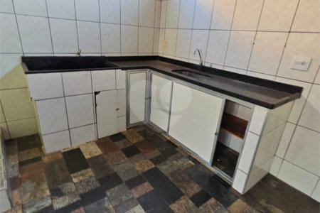 ?Oportunidade Única em São Carlos: Salão Comercial + Casa Independente nos Fundos – Ideal para Investidores!