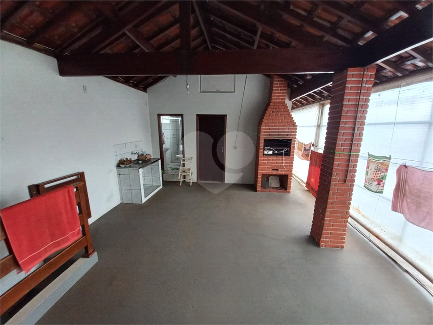 Sobrado à venda com excelente distribuição de espaços