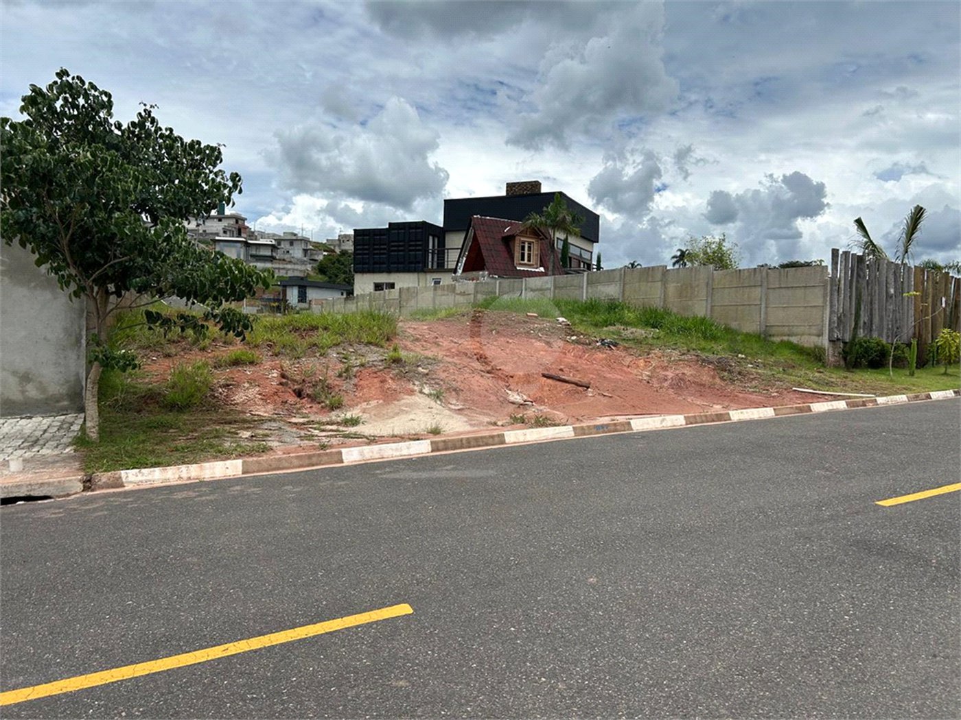 Terreno à venda no condomínio Altos da Floresta, Bom Jesus dos Perdões - SP