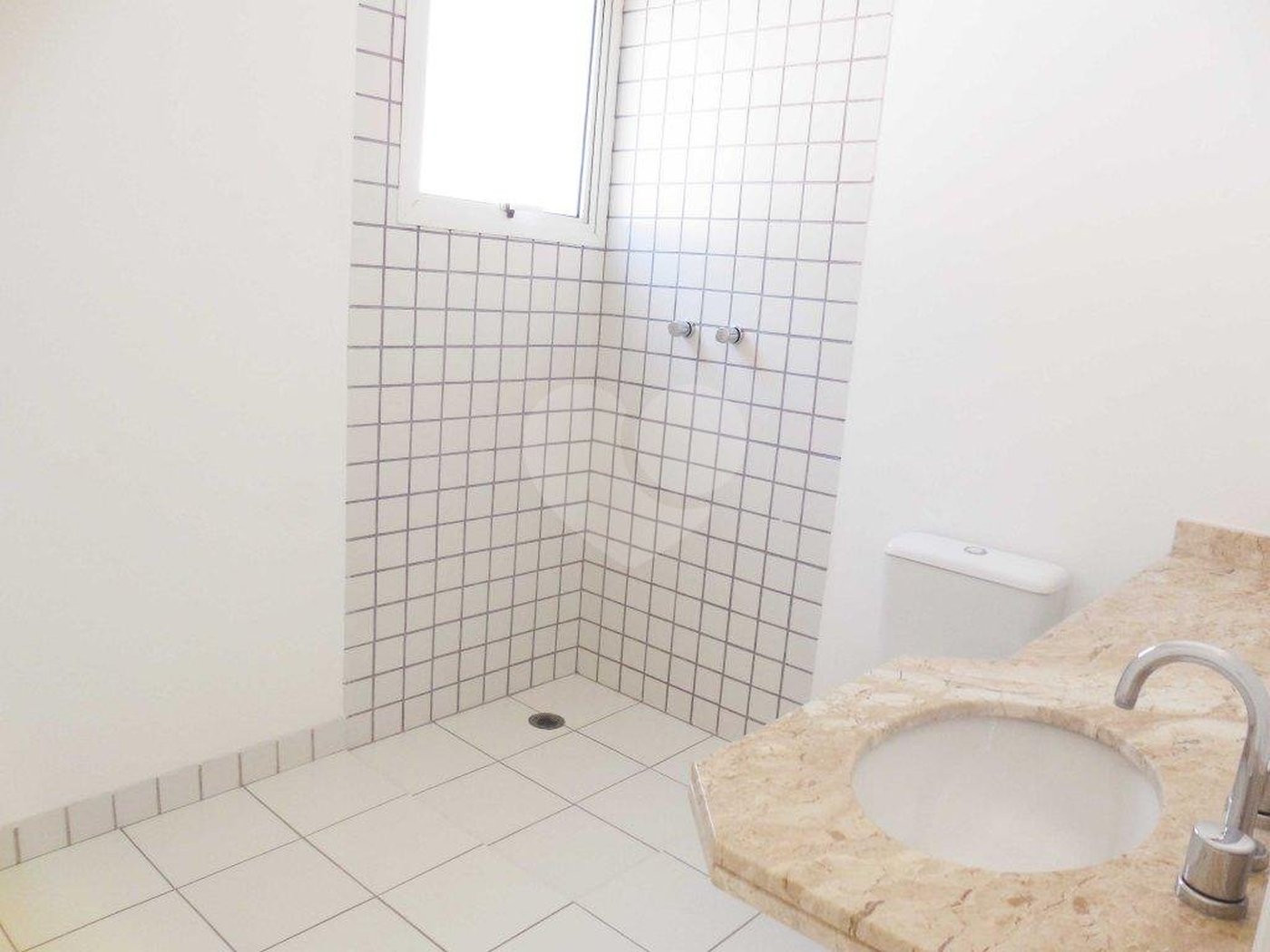 Casa à venda com 4 quartos, sendo 2 suítes, no condomínio Bristol Village, São Paulo - SP