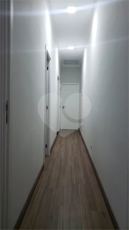 Sobrado novo com 3 suítes, 4 vagas, espaço gourmet com churrasqueira, jardim de inverno e acabamento premium. Conforto, modernidade e sofisticação.