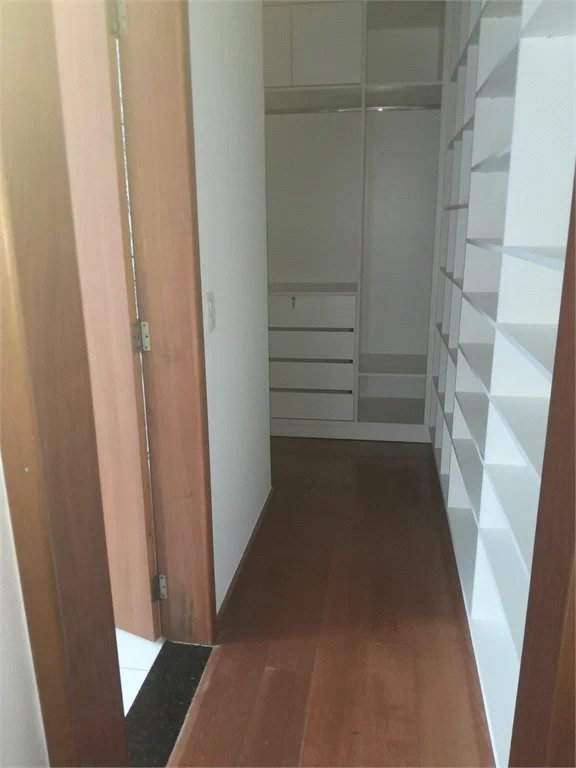 Casa à venda ou para alugar com 4 suítes em Chácaras São Carlos, Cotia, SP