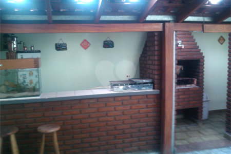 Sobrado com salão comercial na Sallum.