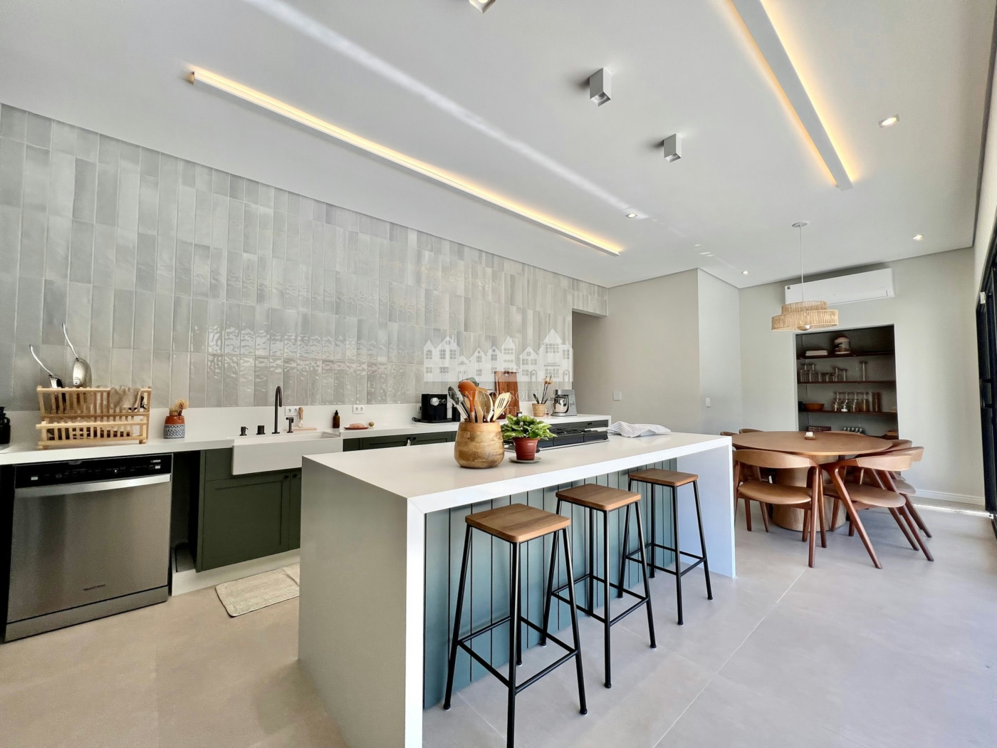 Casa Térrea à venda com 5 quartos, sendo 3 suítes, em Vila Esperia Ou Giglio, Atibaia, SP