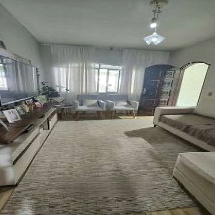 Sobrado com 3 quartos, 2 vagas de garagem e churrasqueira próximo a Chácara do Joquei