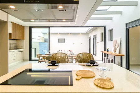 Casa Térrea – Condomínio Maria Cândida - 300 m² de terreno - 212 m² de área construída - 4 vagas de garagem, sendo 2 cobertas - Sala de jantar e estar integradas, com pé-direito duplo e cortina - 3 suítes com ar-condicionado, sendo 1 master com closet – planejado – Roupeiro – Escritório - Cozinha