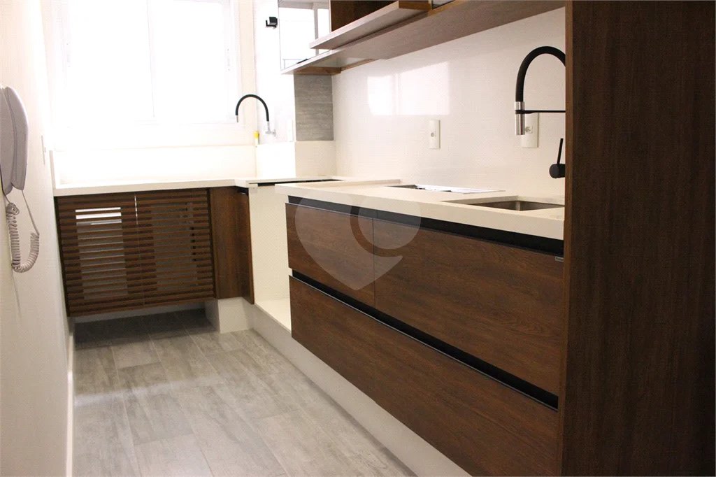 Apartamento 2 dormitórios, 1 suíte, 2 banheiros e 1 vaga de garagem.