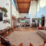 Refúgio de Alto Padrão em Condomínio Fechado: Natureza, Charme e 5.500m² de Terreno