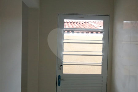 Casa á venda, com 02 Dormitórios, em Jardim Medeiros.