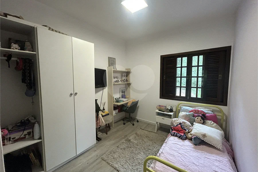Casa em condomínio com 3 dormitórios, 01 suíte, garagem para 06 carros, área gourmet, piscina.