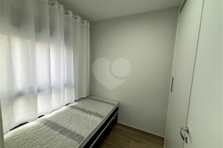 Apartamento com dois dormitórios, sem vaga de garagem, 2 minutos da estação Republica