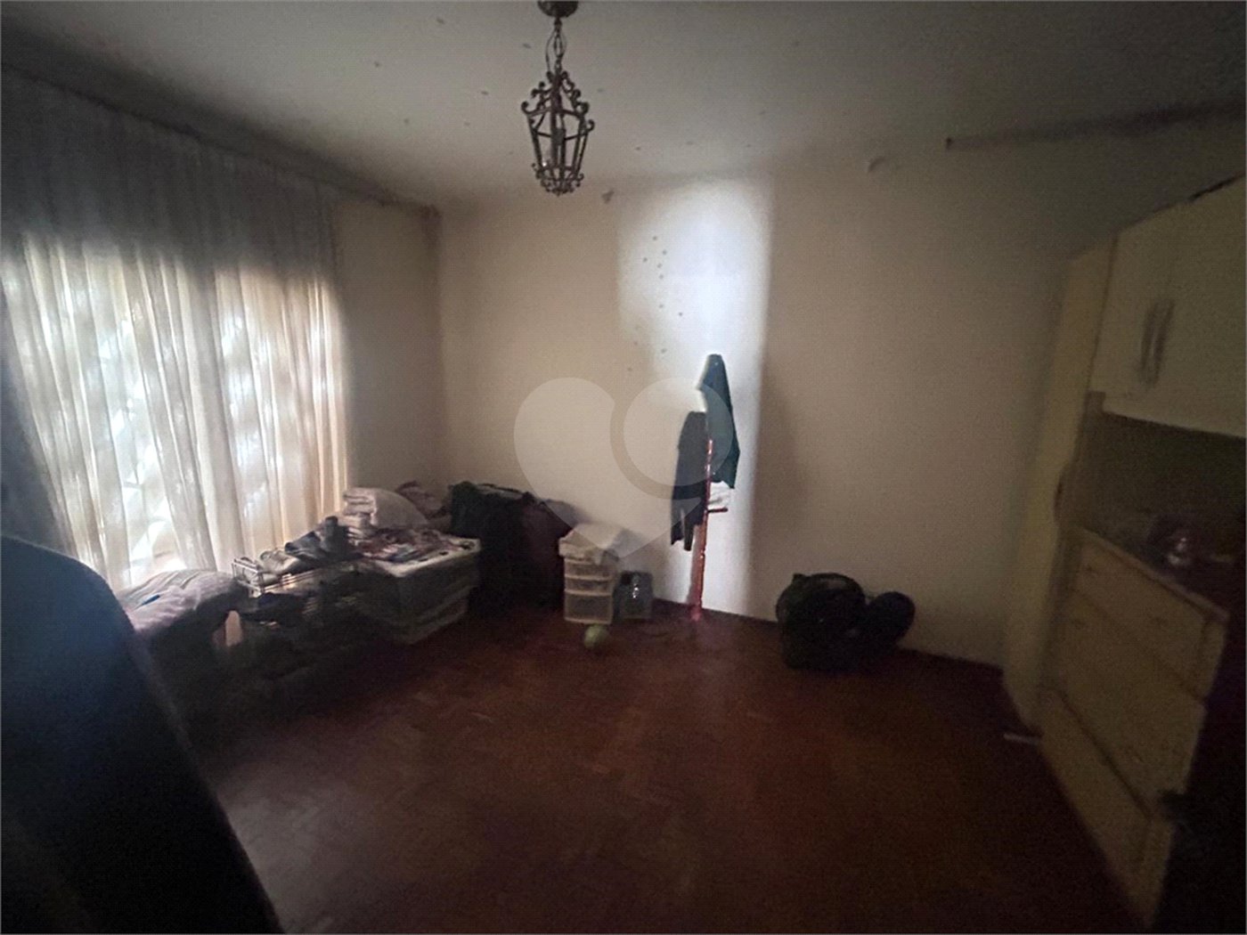 Casa espaçosa e confortável em um bairro tranquilo a venda.