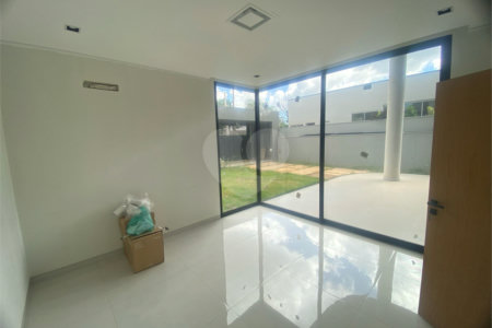 Casa à Venda no Condomínio Damha III