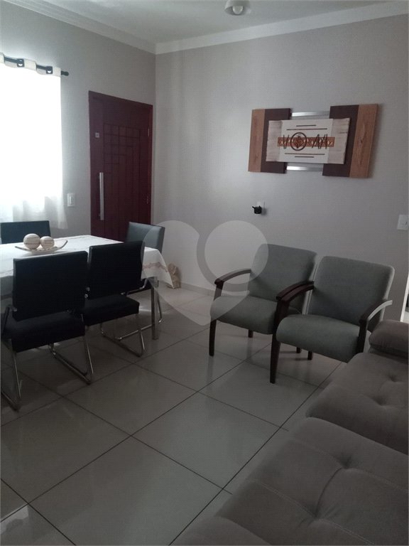 Sobrado com 2 dormitórios.