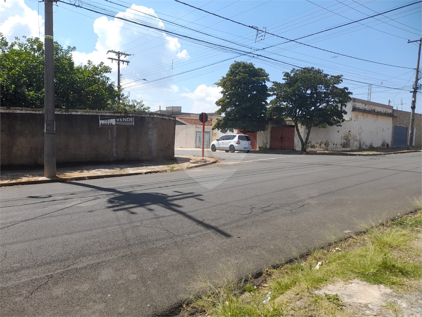 Terreno plano com boa localização no Cruzeiro do Sul .