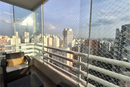 Apartamento totalmente decorado em Moema com 70 m2 , 2 quartos, 2 suítes e 2 vagas, ambientes com ar condicionado.