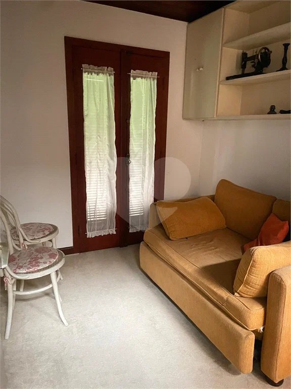 Casa à venda, 742 m², com piscina, 5 suítes, em Embu das Artes