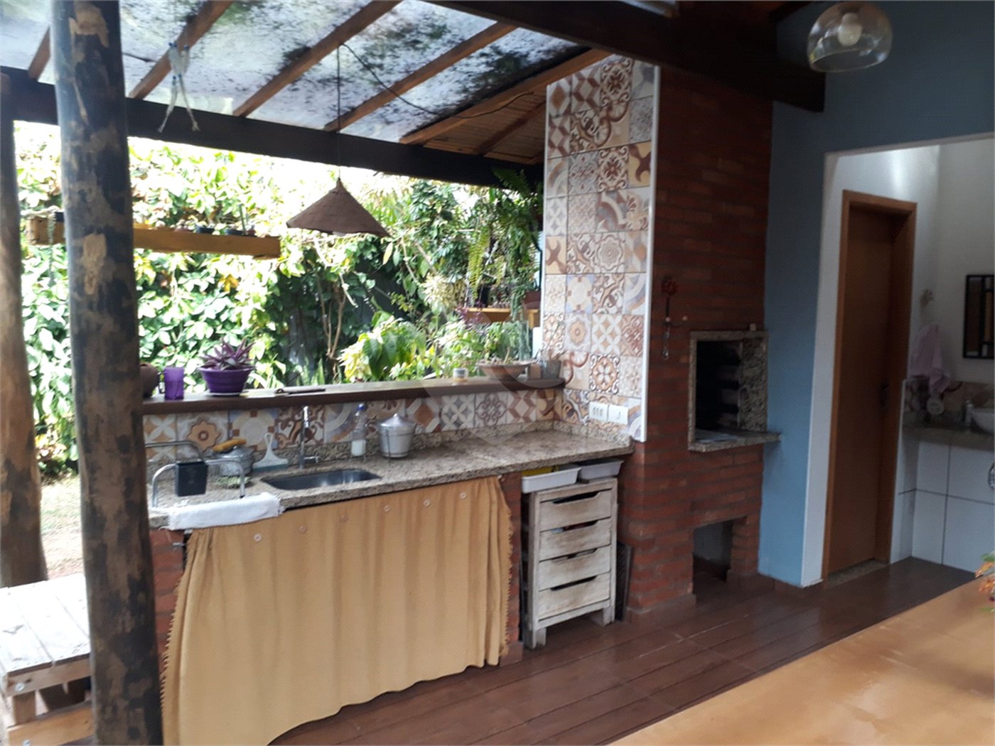 Sobrado com quintal amplo e arborizado a venda