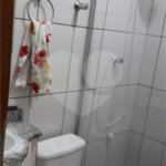 Casa térrea com 3 dormitórios, sendo 1 suíte.