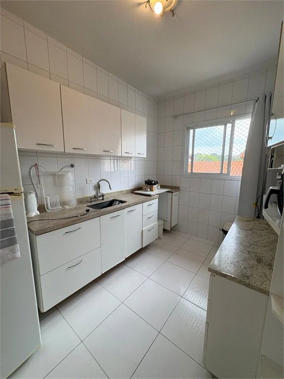 Casa à venda com 3 quartos, sendo 1 suíte, no condomínio New Village, Cotia - SP