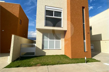 Casa Nova para Venda ou Locação em Condomínio | 3 Suítes e Quintal Privativo
