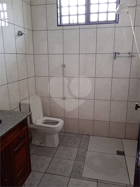 Casa térrea com 3 dormitórios.