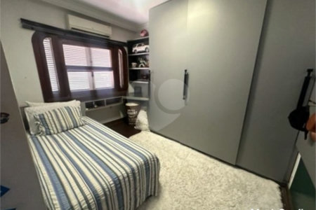 Casa com 400m², 4 dormitórios, sendo 3 suítes, 5 vagas de garagem, à venda na Vila Prudente.
