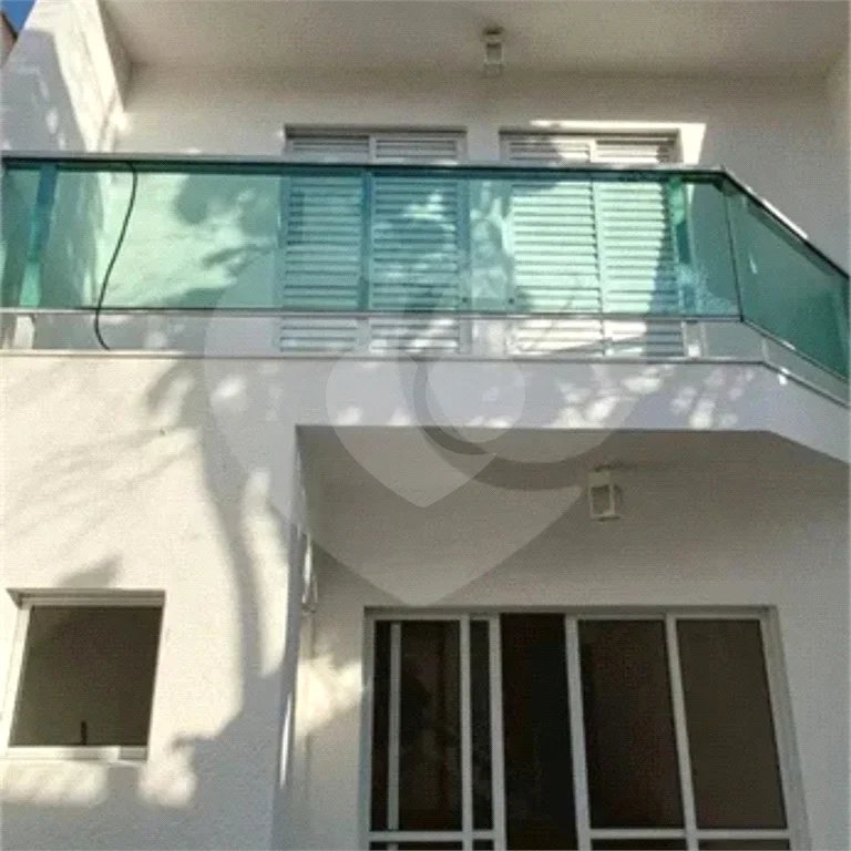 Casa á venda com 230m², 4 dorms, 2 suítes e 4 vagas na Vila Clementino. Estuda permuta.