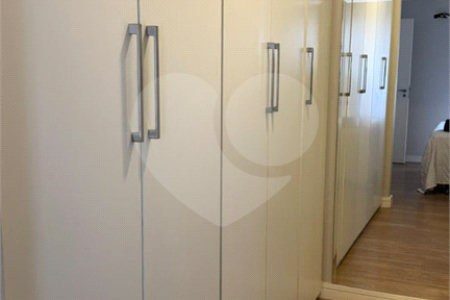 Apartamento de 130 m² com três dormitórios, sendo uma suíte, com armários embutidos, dependências de empregado e lavabo