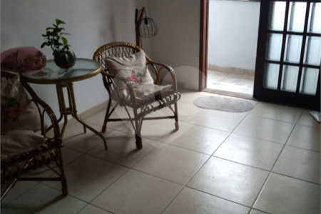 Sobrado para venda.