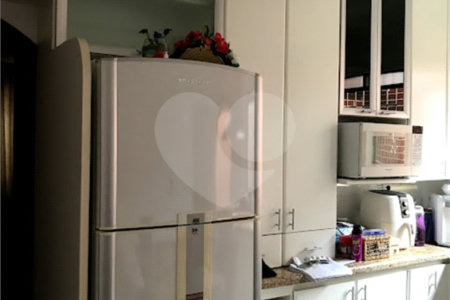 Sobrado com 234m², 3 dormitórios, sendo 1 suíte, 2 vagas, à venda na Vila Ema.