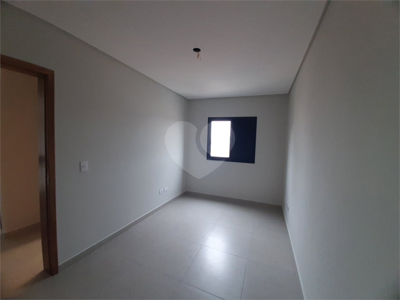 Apartamento com 44m2, 2 quartos, banheiro, sala integrada à cozinha, varanda gourmet e 1 vaga