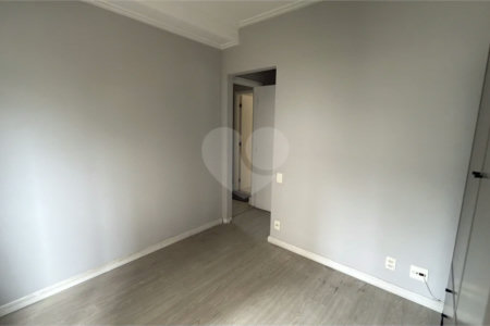 Apartamento de 155 m² com 4 dormitórios, varanda e 2 vagas de garagem. Condomínio com piscinas adulto, infantil e aquecida, lazer e portaria 24 horas.