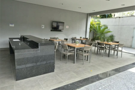 Oportunidade na Vila Leopoldina!! Apartamento com dois dormitórios, sendo uma suíte, dois banheiros, e com duas vagas.