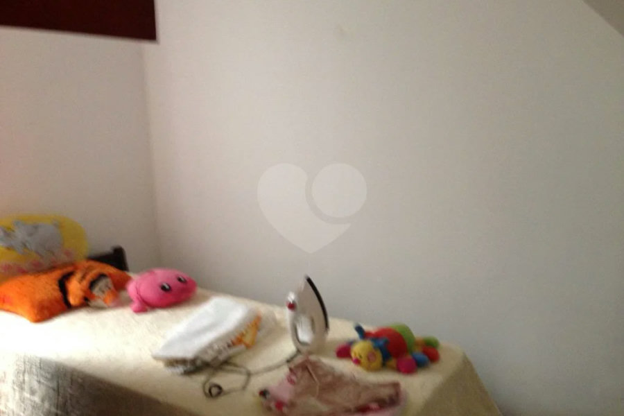 Vende-se Sobrado em Condomínio Fechado – 3 Dormitórios | 180 m²