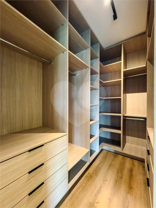 Indaiatuba - Condominio Villa Sapezal - 318 m² de Terreno - 230 m² de Área Construída - 3 suítes, sendo 1 Master com closet planejado - Sala de TV - Sala de estar integrada à Sala de jantar - Cozinha com móveis planejados - Despensa - Escritório planejado - Lavabo - Piscina com preparação para aquec