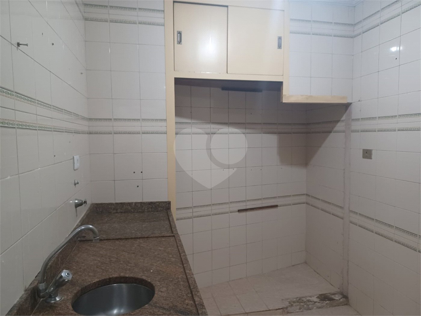 Apartamento super bem localizado, com 01 dormitório e armário embutido